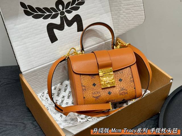 飞机盒 升级版! Mcm Tracy波士顿包翻盖邮差包型完美融合! 精致又不失俏皮可爱!小巧的身材超级能装 可挎可拎、可御可萌!万千风情尽情切换 尺寸19*15 飞机盒 升级版! Mcm Tracy波士顿包翻盖邮差包型完美融合! 精致又不失俏皮可爱!小巧的身材超级能装 可挎可拎、可御可萌!万千风情尽情切换 尺寸19*15