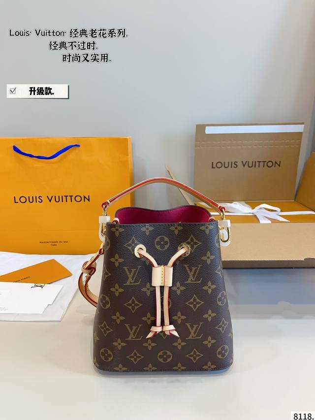 配礼盒 Lv 水桶包满满的专柜味道 Lv水桶包NéOnoé选用柔软的Monogram帆布面料 并搭配变色皮装饰 细节完美对花 配纯正变色小牛皮 原版五金全部带L