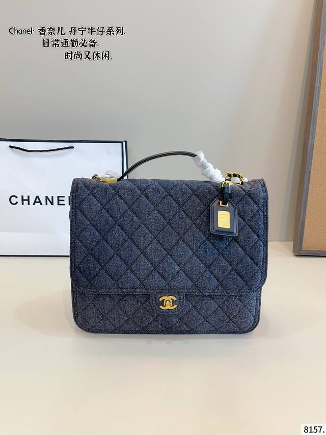 Chanel.香奈儿 牛仔双肩包. 质感很高级 容量超级大也很耐用 日常出街背它回头率百分百 就是这种随性慵懒感尺寸：31*9*36Cm