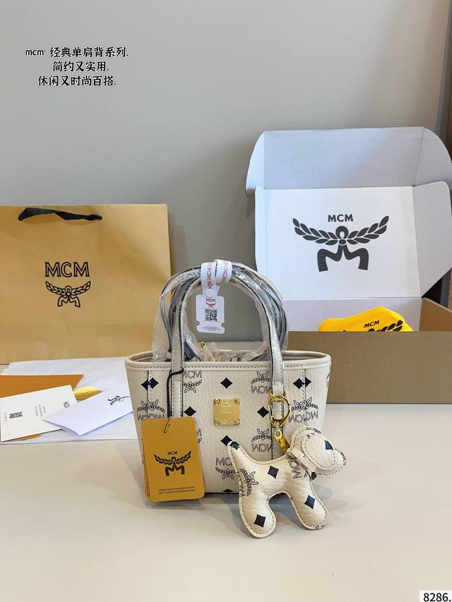 配礼盒 Mcm 菜篮子 越看越可爱 经典配色 容量日常出门没毛病 手机 钥匙 钱包都能轻松放下 颠覆我对迷你包的概念 爱了爱了 可斜挎可手拎 斜挎也很贴合盛 百 配礼盒 Mcm 菜篮子 越看越可爱 经典配色 容量日常出门没毛病 手机 钥匙 钱包都能轻松放下 颠覆我对迷你包的概念 爱了爱了 可斜挎可手拎 斜挎也很贴合盛 百