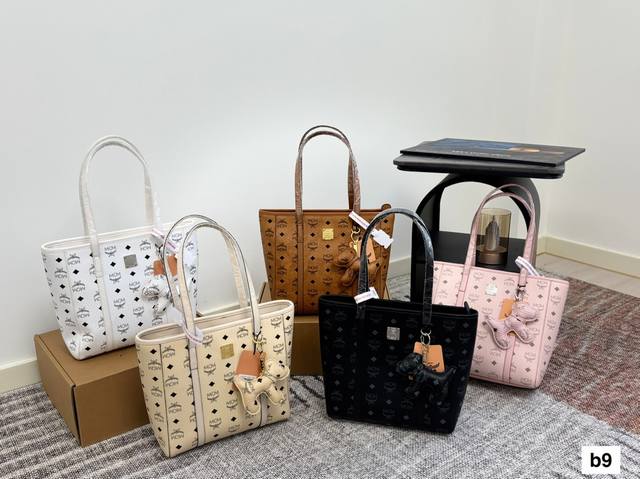 配飞机盒子 Mcm托特 新款 购物袋见过很多,简单大方,不得不说真的是超级惊艳,特别百搭,上身效果超好,感觉会精致优雅了好几个档次简约时尚!尺寸:26 25 配飞机盒子 Mcm托特 新款 购物袋见过很多,简单大方,不得不说真的是超级惊艳,特别百搭,上身效果超好,感觉会精致优雅了好几个档次简约时尚!尺寸:26 25