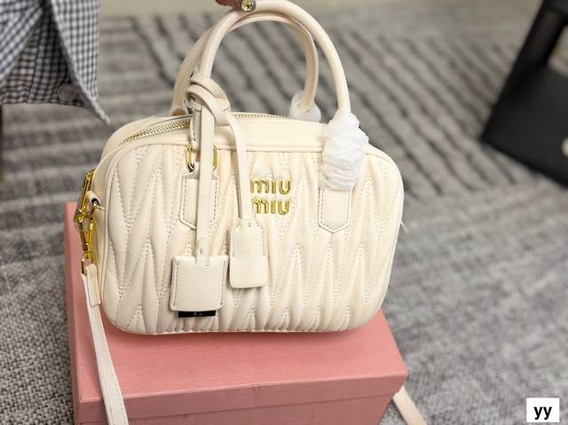 配盒子 缪缪相机包 可盐可甜的 Miumiu 女孩 Miumiu 好搭 什么风格都能驾驭 材质很柔软 容量也非常Ok 复古俏皮的Hobo包型 是近期几乎天天拿出