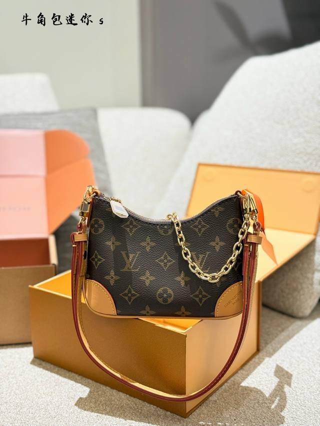 Lv Nano牛角包 经典迷你，百搭王者 Lv经典Monogram老花遇上迷你牛角包型，复古又时髦可拆卸金色链条肩带，解锁手提、斜挎、腋下多种背法。小巧能装，日