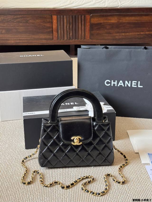 复刻版 小羊皮 Chanel24K新款｜本季度的“最眼包” Chanel 香奈儿 23K Kelly大号链条包 小羊皮 也是很耐用哒，经典百搭耐看~ 尺寸20