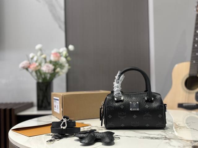 配包装 Mcm 波士顿枕头包 万能包型Mcm家族最新网红称号 外形超级萌 制作工艺讲究 手感很柔和 各种百搭 反正搭配啥都时髦好看到飞起!!尺寸18 13Cm 配包装 Mcm 波士顿枕头包 万能包型Mcm家族最新网红称号 外形超级萌 制作工艺讲究 手感很柔和 各种百搭 反正搭配啥都时髦好看到飞起!!尺寸18 13Cm