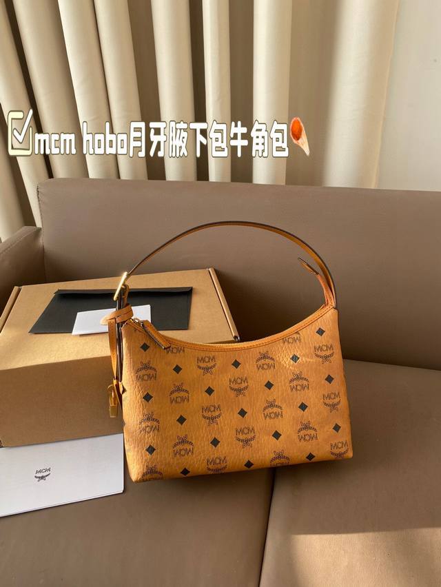 配飞机盒 Mcm Hobo月牙腋下包牛角包 这也太好看了吧! Mcm 新品 Hobo包 牛角包 Mcm 的新品牛角 真的是今年的王炸款 有两根肩带,多种背法, 配飞机盒 Mcm Hobo月牙腋下包牛角包 这也太好看了吧! Mcm 新品 Hobo包 牛角包 Mcm 的新品牛角 真的是今年的王炸款 有两根肩带,多种背法,