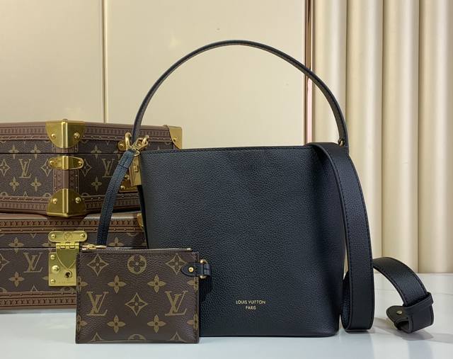 顶级原厂 All In Bb 水桶手袋 M25543 黑色 14416 棕色 出自 Low Key 系列，采用粒面牛皮革塑造紧凑水桶包构型，以多种背携方式游刃昼