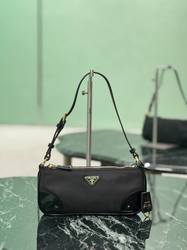 Re-Edition 2002单肩包 选用创新的Re-Nylon再生尼龙面料制作,缀饰亮面皮革细节。融合P家风格百搭的设计元素,配有可调节肩带、金属五金配件以及 Re-Edition 2002单肩包 选用创新的Re-Nylon再生尼龙面料制作,缀饰亮面皮革细节。融合P家风格百搭的设计元素,配有可调节肩带、金属五金配件以及