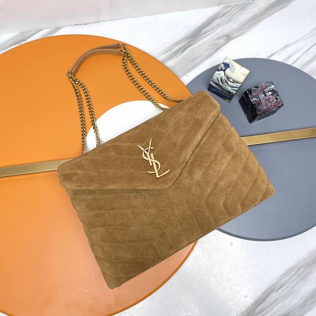 适合冬天背的包包它来了，它带着温暖向你走过来啦！外层轻磨砂手感超级柔软舒适，拿到手就能感受得到的高级感！ 搭配金色复古五金，使得整个包包更加有味道！内里带有隔层