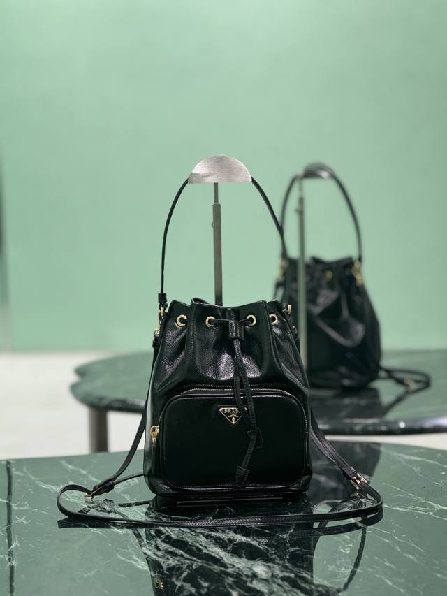 水桶皱漆皮 这款水桶包采用进口漆油牛皮面料，顶级五金，配有一条可拆卸长肩带，手提 斜跨，轻便又实用又时尚，容量空间大。 尺寸：长18X高23底×12Cm 款号：