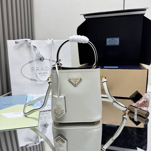 顶级原单 新款水桶包1Ba373到货啦这款优雅的Prada Panier手袋采用进口平纹牛皮,內里搭配小羊皮,可拆卸肩带设计便于随心变换造型,金属徽标装饰的姓名 顶级原单 新款水桶包1Ba373到货啦这款优雅的Prada Panier手袋采用进口平纹牛皮,內里搭配小羊皮,可拆卸肩带设计便于随心变换造型,金属徽标装饰的姓名