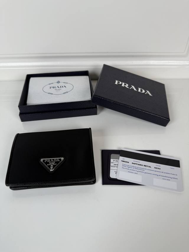 P家女士两折短夹,型号1M0204,尼龙面料+十字纹牛皮,长度11.2高度9.5Cm,简单实用提升个人品味的一款,175钢印 P家女士两折短夹,型号1M0204,尼龙面料+十字纹牛皮,长度11.2高度9.5Cm,简单实用提升个人品味的一款,175钢印