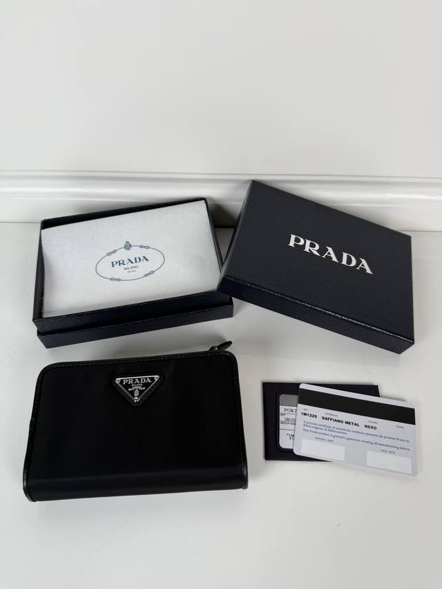 P家女士十字纹+尼龙面料制成短夹,元单品质,型号1M1225,十个卡位插口,两个证件袋,一个带拉链的零袋夹层,尺寸14X9.5Cm。 P家女士十字纹+尼龙面料制成短夹,元单品质,型号1M1225,十个卡位插口,两个证件袋,一个带拉链的零袋夹层,尺寸14X9.5Cm。