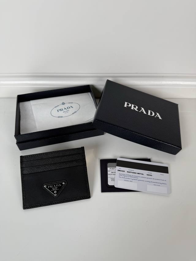 P家 男女通用小卡包,型号2Mc025,原单品质,进口十字纹+尼龙面料制作,6个卡位一个中间夹层,可放置多张卡片以及零,尺寸11.2×8.5Cm,实物拍摄,所见 P家 男女通用小卡包,型号2Mc025,原单品质,进口十字纹+尼龙面料制作,6个卡位一个中间夹层,可放置多张卡片以及零,尺寸11.2×8.5Cm,实物拍摄,所见