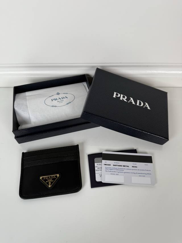 P家 男女通用小卡包,型号1Mc025,原单品质,进口十字纹+尼龙面料制作,6个卡位一个中间夹层,可放置多张卡片以及零,尺寸11.2×8.5Cm,实物拍摄,所见 P家 男女通用小卡包,型号1Mc025,原单品质,进口十字纹+尼龙面料制作,6个卡位一个中间夹层,可放置多张卡片以及零,尺寸11.2×8.5Cm,实物拍摄,所见