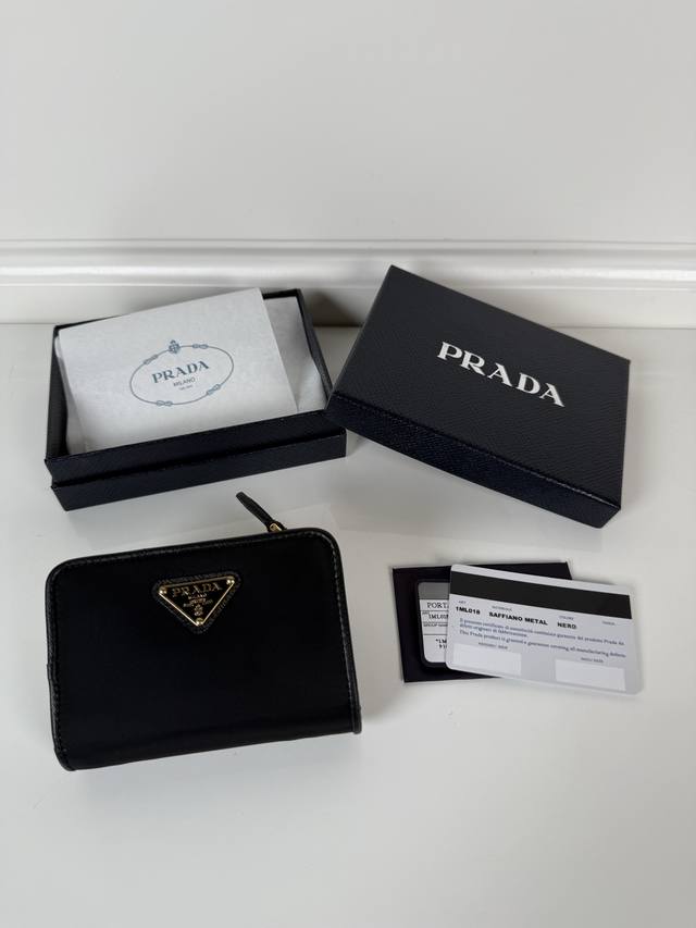 P家女士十字纹+尼面面料制作短夹,型号1Ml018,按扣开合设计,内设9个卡槽,一个钞票隔层,一个带拉链的零隔层,尺寸12 X 8Cm,尺寸小巧但功能齐全,实用 P家女士十字纹+尼面面料制作短夹,型号1Ml018,按扣开合设计,内设9个卡槽,一个钞票隔层,一个带拉链的零隔层,尺寸12 X 8Cm,尺寸小巧但功能齐全,实用