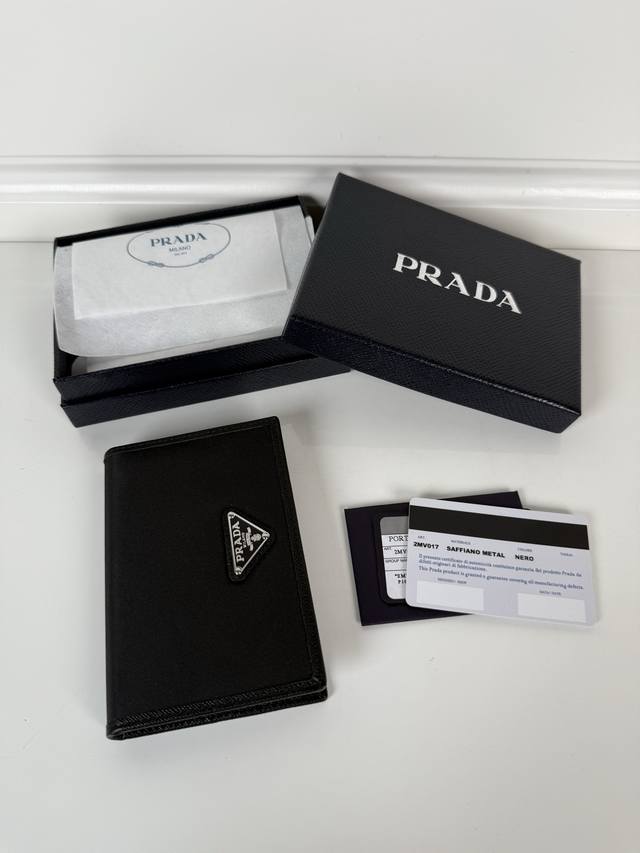 P家男女钱夹+护照本,出差旅行必备,型号:2Mv017,进口十字纹牛皮+尼龙面料制作,3个卡位,3个票证内袋,尺寸:9.5*14Cm,175钢印,元单品质如图所 P家男女钱夹+护照本,出差旅行必备,型号:2Mv017,进口十字纹牛皮+尼龙面料制作,3个卡位,3个票证内袋,尺寸:9.5*14Cm,175钢印,元单品质如图所