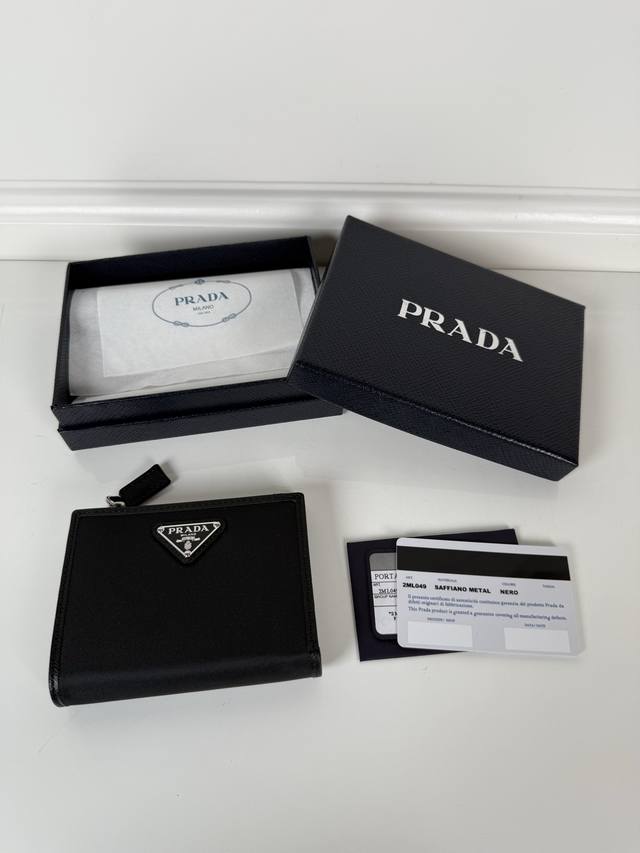 P家男女通用短款钱包,型号2Ml049,十字纹牛皮+尼龙面料制作,八卡位,一个票据隔层,一个拉链零钱袋,长度11.5Cm高度9.5Cm,175钢印,做工细致工整 P家男女通用短款钱包,型号2Ml049,十字纹牛皮+尼龙面料制作,八卡位,一个票据隔层,一个拉链零钱袋,长度11.5Cm高度9.5Cm,175钢印,做工细致工整