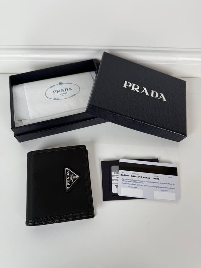 P家男女通用短款钱包,黑色,型号2Mo004十字纹牛皮+尼龙面料制作,八卡位,长度9Cm高度10Cm,175钢印,做工细致工整如图可见 P家男女通用短款钱包,黑色,型号2Mo004十字纹牛皮+尼龙面料制作,八卡位,长度9Cm高度10Cm,175钢印,做工细致工整如图可见