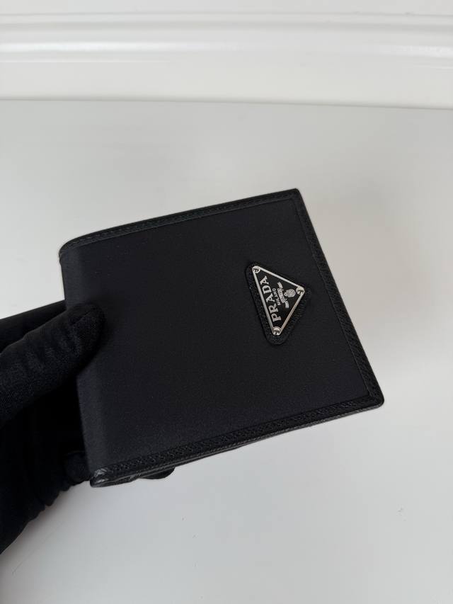 P家男士短款钱包,黑色,型号 513,十字纹牛皮+尼龙面料制作,八卡位,长度11高度9.5Cm P家男士短款钱包,黑色,型号 513,十字纹牛皮+尼龙面料制作,八卡位,长度11高度9.5Cm