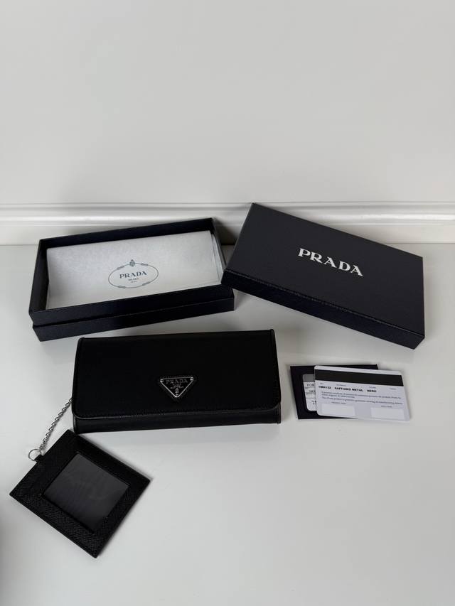 P家女士翻盖皮夹,型号1Mh132,黑色,进口十字纹牛皮+尼龙面料制作,原单品质,尺寸18.7X9.5Cm,实物拍摄,所见即所得 P家女士翻盖皮夹,型号1Mh132,黑色,进口十字纹牛皮+尼龙面料制作,原单品质,尺寸18.7X9.5Cm,实物拍摄,所见即所得