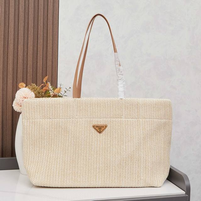 厂价 。 最高版本原厂皮顶级原单配专柜全套包装 编织托特包这款托特包采用洋溢夏日 编织托特包 这款托特包采用洋溢夏日风情的轻质天然酒椰纤维打造,柔和的解构式设计 厂价 。 最高版本原厂皮顶级原单配专柜全套包装 编织托特包这款托特包采用洋溢夏日 编织托特包 这款托特包采用洋溢夏日风情的轻质天然酒椰纤维打造,柔和的解构式设计