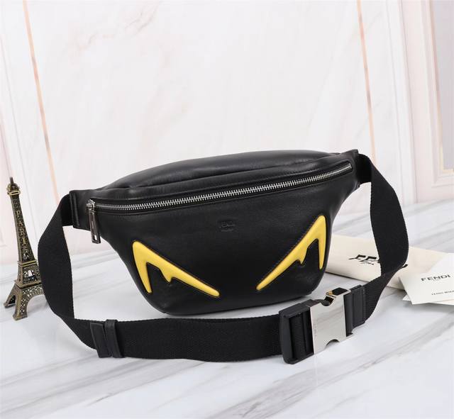 品牌: Fendi 芬迪 款式: 黄F胸包 货号: 268568 颜色:黑色+柠檬黄 材质: 头层进口纳帕牛皮 尺寸: 上宽37 下宽18*20*7Cm 芬家握 品牌: Fendi 芬迪 款式: 黄F胸包 货号: 268568 颜色:黑色+柠檬黄 材质: 头层进口纳帕牛皮 尺寸: 上宽37 下宽18*20*7Cm 芬家握