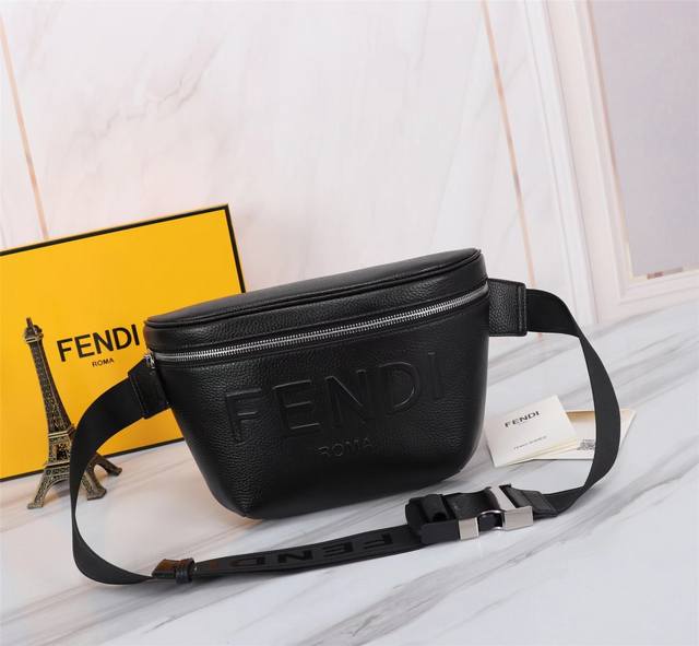 品牌: Fendi 芬迪 款式: 压大唛胸包 货号: 268568 颜色:黑色 尺寸: 上宽37 下宽18*20*7Cm 材质: 头层进口荔枝纹牛皮 芬家握手运 品牌: Fendi 芬迪 款式: 压大唛胸包 货号: 268568 颜色:黑色 尺寸: 上宽37 下宽18*20*7Cm 材质: 头层进口荔枝纹牛皮 芬家握手运