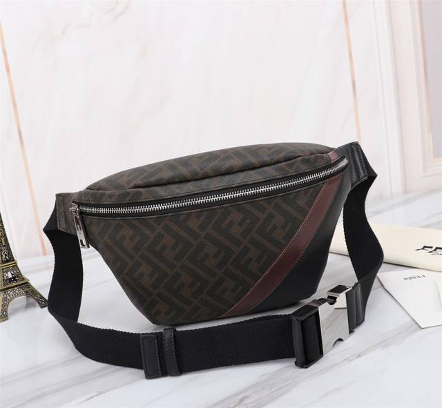 品牌: Fendi 芬迪 款式: Pvc棕胸包 货号: 268568 颜色:棕灰色 尺寸: 上宽37 下宽18*20*7Cm 材质: 双字母Pvc+头层进口纳帕 品牌: Fendi 芬迪 款式: Pvc棕胸包 货号: 268568 颜色:棕灰色 尺寸: 上宽37 下宽18*20*7Cm 材质: 双字母Pvc+头层进口纳帕