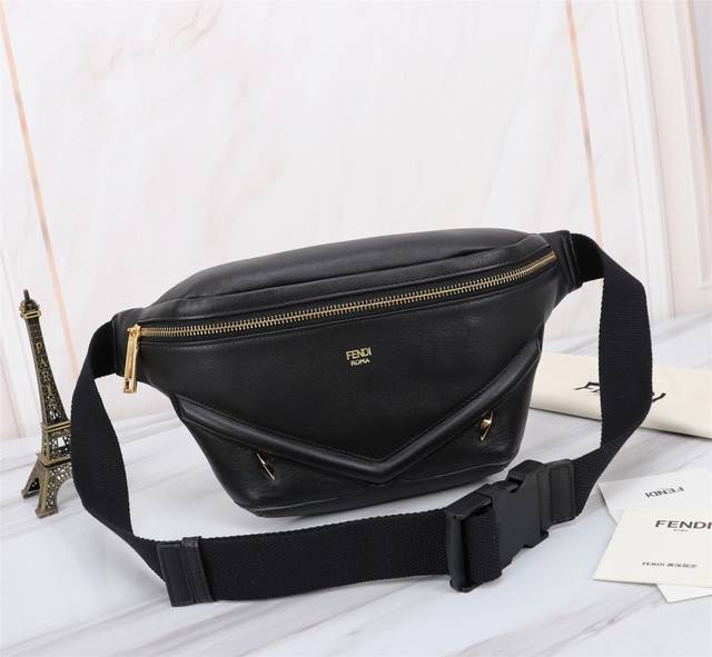 品牌: Fendi 芬迪 款式: 傲骨胸包 货号: 268568 颜色:黑色 尺寸: 上宽37 下宽18*20*7Cm 材质: 头层进口纳帕牛皮 芬家握手运动品 品牌: Fendi 芬迪 款式: 傲骨胸包 货号: 268568 颜色:黑色 尺寸: 上宽37 下宽18*20*7Cm 材质: 头层进口纳帕牛皮 芬家握手运动品