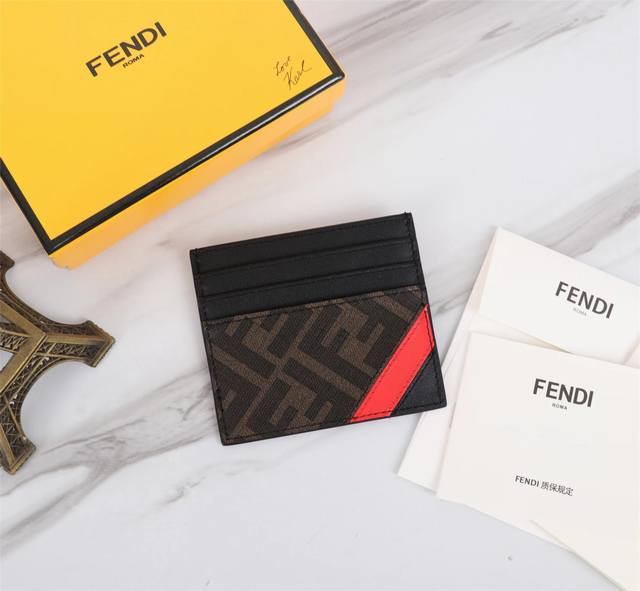 品牌: Fendi 芬迪 款式: Pvc红卡包 货号: 568 颜色: 黑色 材质: 头层进口纳帕牛皮+双字母Pvc 尺寸: 10.59 Fendi短夹卡包 简 品牌: Fendi 芬迪 款式: Pvc红卡包 货号: 568 颜色: 黑色 材质: 头层进口纳帕牛皮+双字母Pvc 尺寸: 10.59 Fendi短夹卡包 简