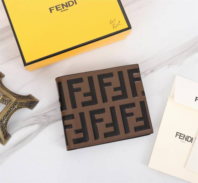 品牌: Fendi 芬迪 款式: 丝印钢印短夹 货号: 968568 颜色: 卡其色 尺寸: 129.52 材质: 大面用的进口头层纳帕牛皮,内里用的黑色羊皮, 品牌: Fendi 芬迪 款式: 丝印钢印短夹 货号: 968568 颜色: 卡其色 尺寸: 129.52 材质: 大面用的进口头层纳帕牛皮,内里用的黑色羊皮,