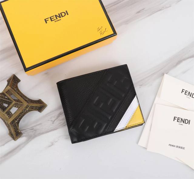 品牌: Fendi 芬迪 款式: 荔枝拼短夹 货号: 968568 颜色: 黑色 尺寸: 129.52 材质: 大面用的进口头层纳帕牛皮,内里用的黄色羊皮,手感 品牌: Fendi 芬迪 款式: 荔枝拼短夹 货号: 968568 颜色: 黑色 尺寸: 129.52 材质: 大面用的进口头层纳帕牛皮,内里用的黄色羊皮,手感