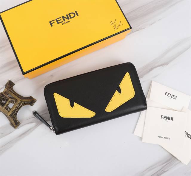 品牌: Fendi 芬迪 款号: 修面黄贴单拉 货号: 868568 颜色: 黑色+柠檬黄 尺寸: 19.510.53 材质: 大面用进口头层纳帕牛皮,内里用红 品牌: Fendi 芬迪 款号: 修面黄贴单拉 货号: 868568 颜色: 黑色+柠檬黄 尺寸: 19.510.53 材质: 大面用进口头层纳帕牛皮,内里用红