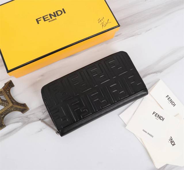 品牌: Fendi 芬迪 款号: 钢印单拉 货号: 868568 颜色: 黑色 尺寸: 19.510.53 材质: 大面用进口头层纳帕牛皮,内里用黑色羊皮,手感 品牌: Fendi 芬迪 款号: 钢印单拉 货号: 868568 颜色: 黑色 尺寸: 19.510.53 材质: 大面用进口头层纳帕牛皮,内里用黑色羊皮,手感