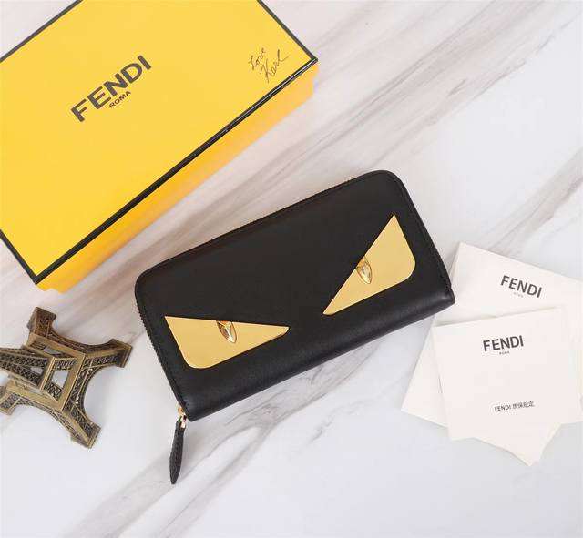 品牌: Fendi 芬迪 款号: 金铁片单拉 货号: 868568 颜色: 黑色+金铁片 尺寸: 19.510.53 材质: 大面用进口头层纳帕牛皮,内里用黑色 品牌: Fendi 芬迪 款号: 金铁片单拉 货号: 868568 颜色: 黑色+金铁片 尺寸: 19.510.53 材质: 大面用进口头层纳帕牛皮,内里用黑色