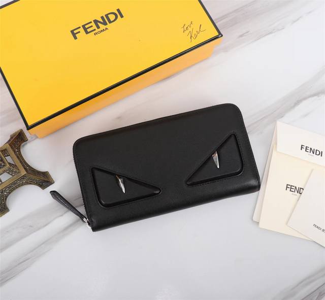 品牌: Fendi 芬迪 款号: 黑眼单拉 货号: 868568 颜色: 黑色 尺寸: 19.510.53 材质: 大面用进口头层纳帕牛皮,内里用黑色羊皮,手感 品牌: Fendi 芬迪 款号: 黑眼单拉 货号: 868568 颜色: 黑色 尺寸: 19.510.53 材质: 大面用进口头层纳帕牛皮,内里用黑色羊皮,手感