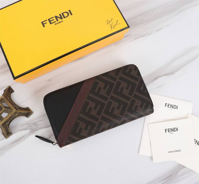 品牌: Fendi 芬迪 款号: Pvc棕单拉 货号: 868568 颜色: 棕色 尺寸: 19.510.53 材质: 大面用进口头层纳帕牛皮+双字母Pvc,内 品牌: Fendi 芬迪 款号: Pvc棕单拉 货号: 868568 颜色: 棕色 尺寸: 19.510.53 材质: 大面用进口头层纳帕牛皮+双字母Pvc,内