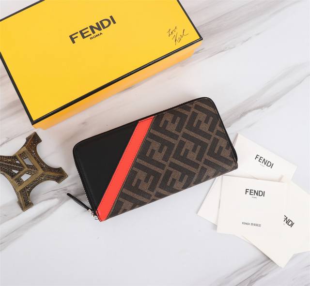 品牌: Fendi 芬迪 款号: Pvc红单拉 货号: 868568 颜色: 棕色 尺寸: 19.510.53 材质: 大面用进口头层纳帕牛皮+双字母Pvc,内 品牌: Fendi 芬迪 款号: Pvc红单拉 货号: 868568 颜色: 棕色 尺寸: 19.510.53 材质: 大面用进口头层纳帕牛皮+双字母Pvc,内