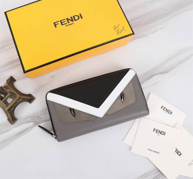 品牌: Fendi 芬迪 款号: 黑灰拼单拉 货号: 868568 颜色: 黑色+灰色 尺寸: 19.510.53 材质: 大面用进口头层纳帕牛皮,内里用黑色羊 品牌: Fendi 芬迪 款号: 黑灰拼单拉 货号: 868568 颜色: 黑色+灰色 尺寸: 19.510.53 材质: 大面用进口头层纳帕牛皮,内里用黑色羊