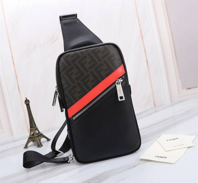 品牌: Fendi 芬迪 款式: 竖款Pvc红胸包 货号: 268568 颜色:黑色 尺寸:宽15Cm,高27Cm,厚5Cm 材质: 头层进口纳帕牛皮+防水布 品牌: Fendi 芬迪 款式: 竖款Pvc红胸包 货号: 268568 颜色:黑色 尺寸:宽15Cm,高27Cm,厚5Cm 材质: 头层进口纳帕牛皮+防水布