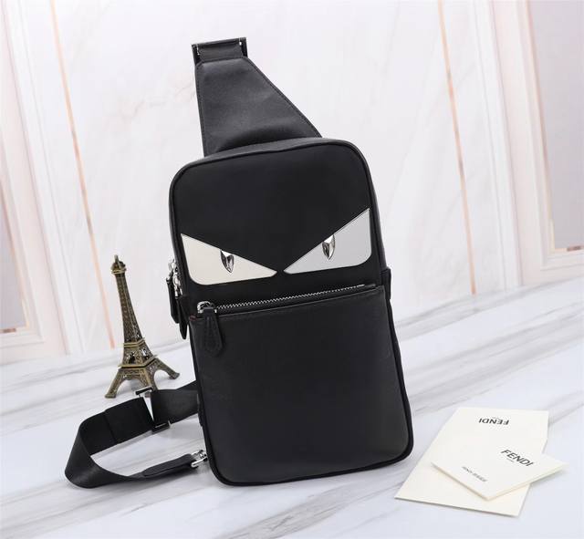 品牌: Fendi 芬迪 款式: 竖款白铁片胸包 货号: 268568 颜色:黑色 尺寸:宽15Cm,高27Cm,厚5Cm 材质: 头层进口纳帕牛皮+防水布 芬 品牌: Fendi 芬迪 款式: 竖款白铁片胸包 货号: 268568 颜色:黑色 尺寸:宽15Cm,高27Cm,厚5Cm 材质: 头层进口纳帕牛皮+防水布 芬