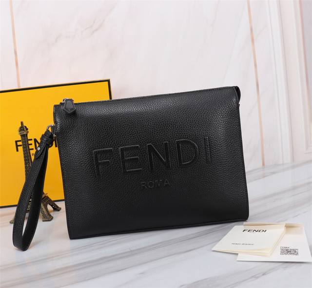 品牌: Fendi 芬迪 款式: 压大唛男士男包 货号: 368568 颜色: 黑色 材质: 头层进口荔枝纹牛皮 尺寸: 27205 Fendi 升级版小怪兽男 品牌: Fendi 芬迪 款式: 压大唛男士男包 货号: 368568 颜色: 黑色 材质: 头层进口荔枝纹牛皮 尺寸: 27205 Fendi 升级版小怪兽男