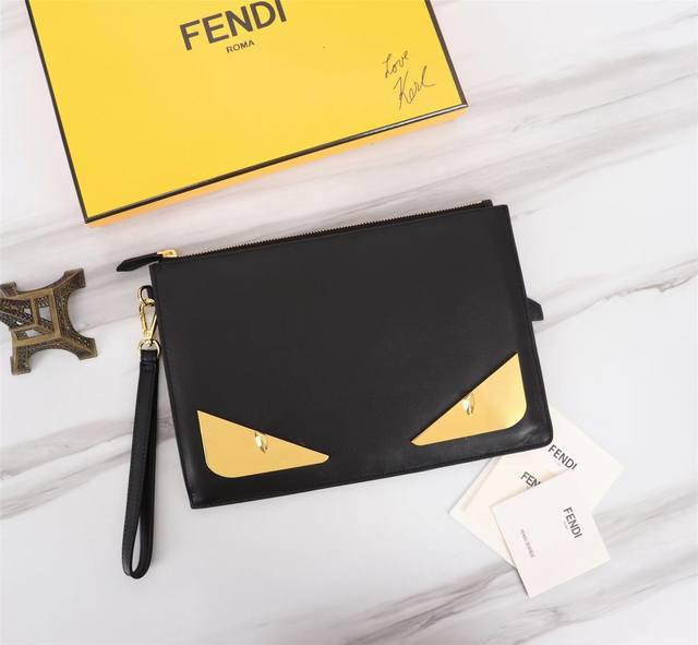 品牌: Fendi 芬迪 款号: 风琴金铁片手包 货号: 168568 颜色: 黑色+金色五金 尺寸: 30202 材质: 头层进口纳帕牛皮 Fendi Pou 品牌: Fendi 芬迪 款号: 风琴金铁片手包 货号: 168568 颜色: 黑色+金色五金 尺寸: 30202 材质: 头层进口纳帕牛皮 Fendi Pou