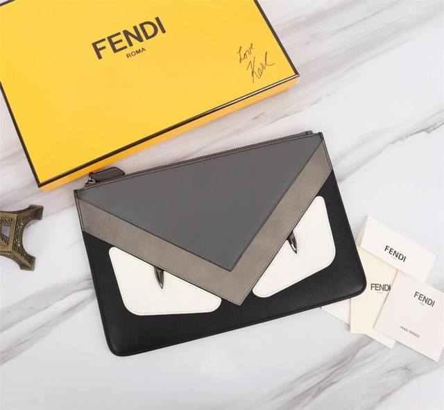 品牌: Fendi 芬迪 款号: 修面黑灰拼手包 货号: 168568 颜色: 黑色 尺寸: 30202 材质: 头层进口纳帕牛皮 Fendi Pouch芬迪手 品牌: Fendi 芬迪 款号: 修面黑灰拼手包 货号: 168568 颜色: 黑色 尺寸: 30202 材质: 头层进口纳帕牛皮 Fendi Pouch芬迪手