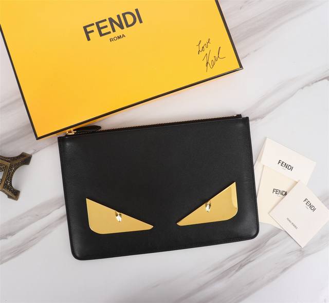 品牌: Fendi 芬迪 款号: 金铁片手包 货号: 168568 颜色: 黑色+金色铁片 尺寸: 30202Cm 材质: 头层进口纳帕牛皮 Fendi Pou 品牌: Fendi 芬迪 款号: 金铁片手包 货号: 168568 颜色: 黑色+金色铁片 尺寸: 30202Cm 材质: 头层进口纳帕牛皮 Fendi Pou
