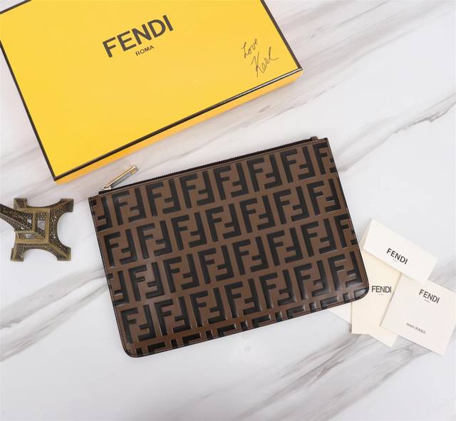 品牌: Fendi 芬迪 款号: 丝印钢印手包 货号: 168568 颜色: 卡其色 尺寸: 30202 材质: 头层进口纳帕牛皮 Fendi Pouch芬迪手 品牌: Fendi 芬迪 款号: 丝印钢印手包 货号: 168568 颜色: 卡其色 尺寸: 30202 材质: 头层进口纳帕牛皮 Fendi Pouch芬迪手