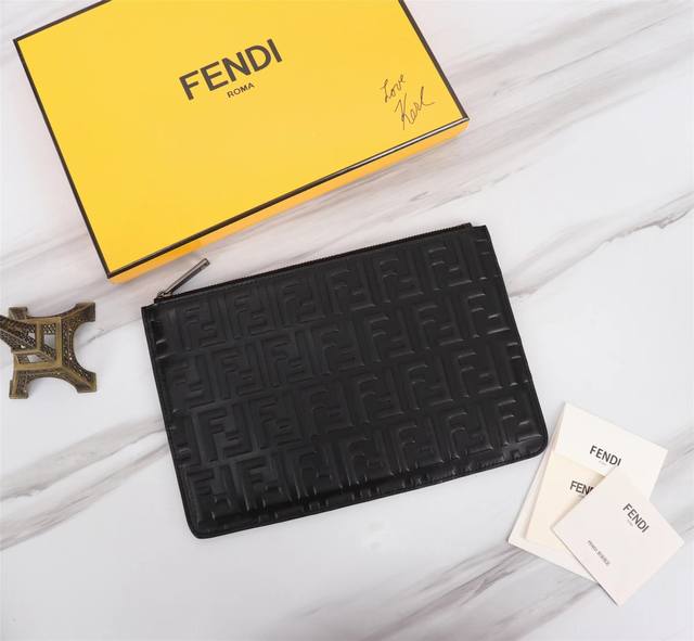 品牌: Fendi 芬迪 款号: 钢印手包 货号: 168568 颜色: 黑色 材质: 头层进口纳帕牛皮 尺寸: 30202 Fendi Pouch芬迪手包超爆 品牌: Fendi 芬迪 款号: 钢印手包 货号: 168568 颜色: 黑色 材质: 头层进口纳帕牛皮 尺寸: 30202 Fendi Pouch芬迪手包超爆