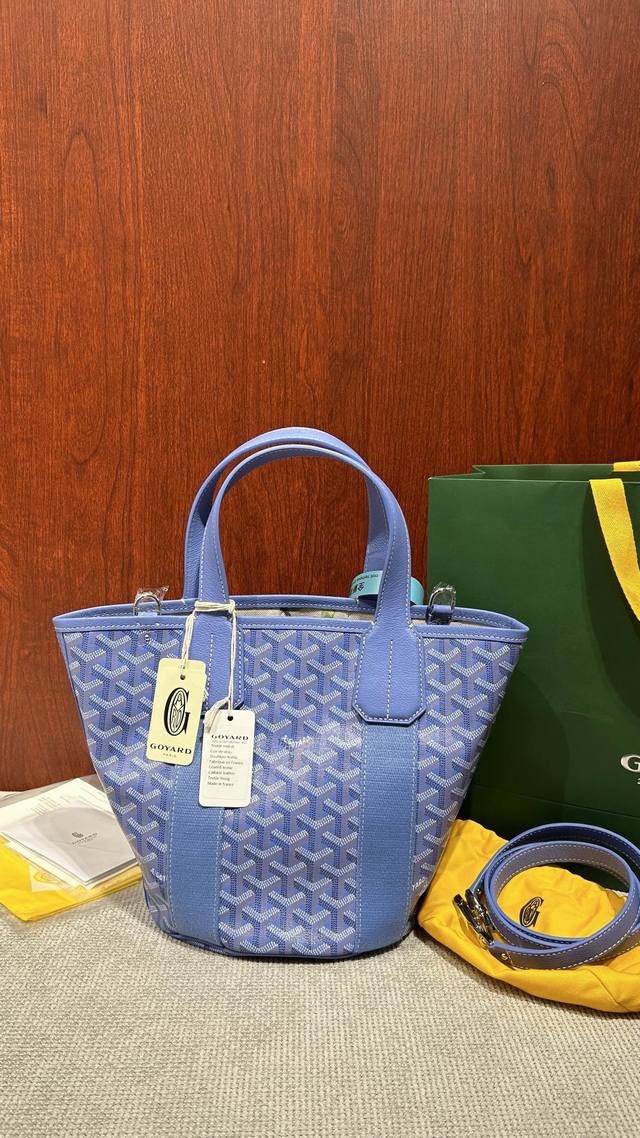 现货啦 Goyard手提水桶包 限定鸢尾紫 狗牙这个夏天是不是在沉浸式冲浪啊 颜色一个比一个好看 而且风格都不同 这个颜色简直长在我的心巴子上 我们家的每个颜色 现货啦 Goyard手提水桶包 限定鸢尾紫 狗牙这个夏天是不是在沉浸式冲浪啊 颜色一个比一个好看 而且风格都不同 这个颜色简直长在我的心巴子上 我们家的每个颜色