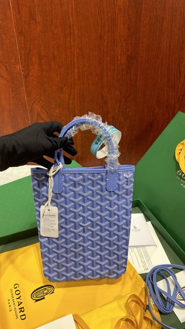 现货啦戈雅 Goyard Mini Tote Oitier 限定鸢尾紫 啊~好适合春天的颜色啊 灵感来自亚麻花朵的鲜艳色调 一个是紫调的鸢尾紫 一个是红调的玫瑰 现货啦戈雅 Goyard Mini Tote Oitier 限定鸢尾紫 啊~好适合春天的颜色啊 灵感来自亚麻花朵的鲜艳色调 一个是紫调的鸢尾紫 一个是红调的玫瑰